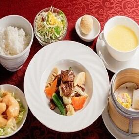 【ランチにもコースや定食などもございます◆】平日のランチタイムは、ドリンクもお得に♪