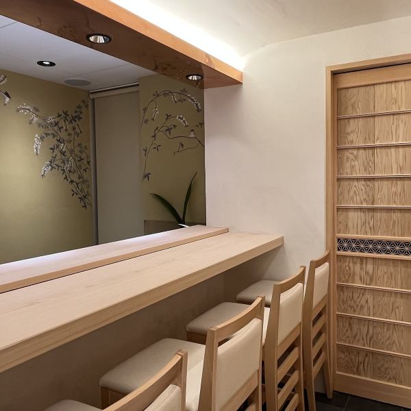 ≪櫃檯的所有座位≫您可以用新鮮的食材和工藝享受您的用餐。請盡情享受壽司飯的巧妙動作所創造的每一個項目。