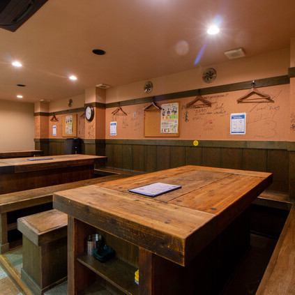 在宁静的氛围中,品尝以清爽可口的肥肉为特征的六角猪、可以生吃的萨摩土鸡、烧酒、限时供应的地方酒。请随时向我们的工作人员询问有关酒精和食物的信息!