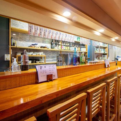 开放式的店内设有12个吧台座位和3个桌椅,最多可容纳8人就座。不仅是一个人,下班回家的路上也是如此。请随时将其用于约会、女孩之夜等。
