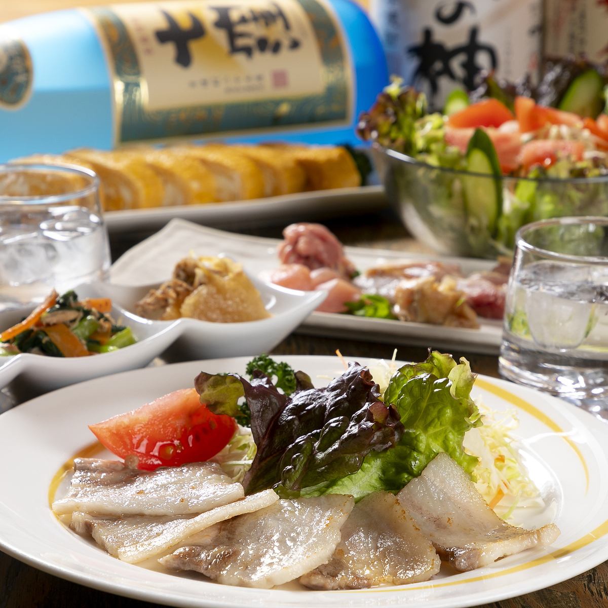 这家居酒屋可以品尝到鹿儿岛县的六白黑豚肉和萨摩鸡!种类繁多的烧酒也是一大亮点!