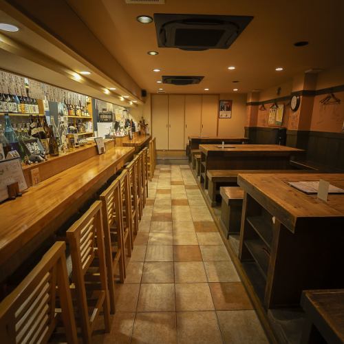 <p>スタッフにお声がけいただければ、料理に合わせてお酒をペアリング致します。カウンター席とテーブル席をご用意していますから、さまざまなシーンで気軽にご利用OK。木の温もりあふれる店内でゆったりとしたひと時をお過ごしください♪</p>