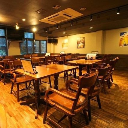 広々店内、テーブル44席