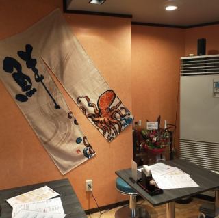 4名様掛けのテーブル席をご用意。会話を楽しみながら美味しい料理やお酒をご堪能ください。