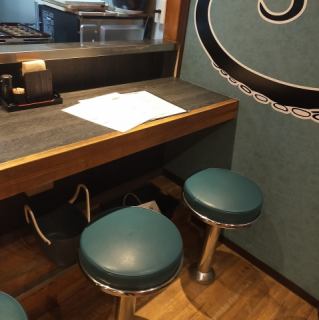 5席あるカウンター席は、おひとり様歓迎です！お酒やお食事を自分のペースでお楽しいただけます。