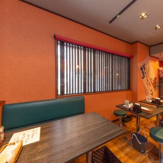 4名様掛けのテーブル席をご用意。会話を楽しみながら美味しい料理やお酒をご堪能ください。
