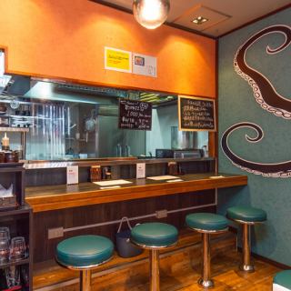 5席あるカウンター席は、おひとり様歓迎です！お酒やお食事を自分のペースでお楽しいただけます。