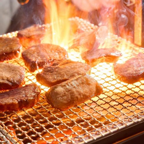 두껍게 자른 쇠고기를 숯불로 절묘한 화입이 인기의 비결!