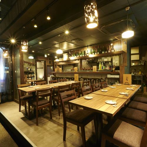 <p>開放感のある空間!カジュアルでワイワイした活気のあるお店。ランチ、昼飲み、女子会、デート、仕事帰りのサク飲みなどもどんな場面でも使いやすいお店です。ご宴会の貸切や、団体様のご相談も受け付けております!お気軽にご相談を★</p>