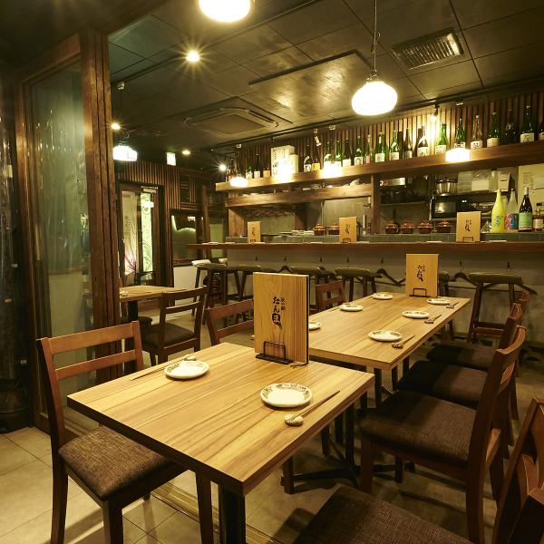 洗練された和モダンの空間で、炭火焼きと東北の美味を堪能。銘酒が並ぶカウンターが特別なひとときを演出し、記念日や接待にも最適です。