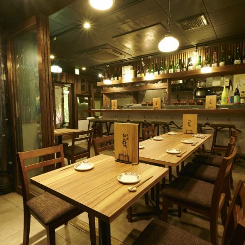 <p>洗練された和モダンの空間で、炭火焼きと東北の美味を堪能。銘酒が並ぶカウンターが特別なひとときを演出し、記念日や接待にも最適です。</p>