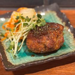 Charcoal-grilled beef tongue hamburger