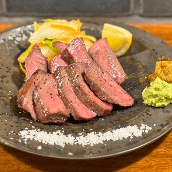 炭火で香ばしく焼き上げた厚切り牛たん、旨み凝縮。焼きは勿論、刺身やたたきで味わうことが可能です!