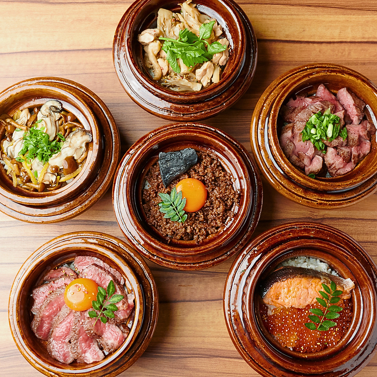 あごだし煮干し、昆布、椎茸、鮫節など黄金出汁で炊く土鍋ご飯★