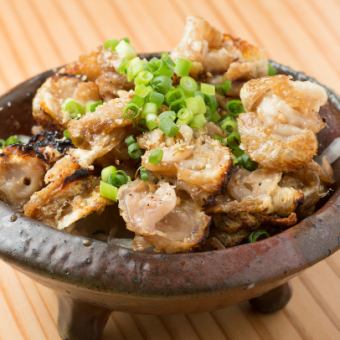 Crispy chicken skin with vinegar