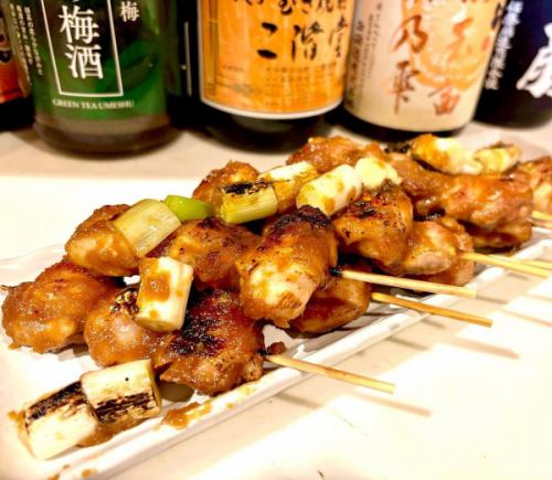 飲みたくなるオススメのやきとり『もも串』🙌🙌🙌
⁡
前にもご紹介したかもですが、
⁡
タレが親方さんの手作り♡✨♡♡✨✨✨
⁡
ニンニク🧄たっぷり、その他にもりんごや生姜その他もろもろ。。。
⁡
愛情たっぷりのニンニクタレです、
⁡
お客様に教えて頂いたんですが、
⁡
白飯につけて食べると最高みたいです👍
⁡
#橙家朝日店
#朝日橙家
#橙家朝日
#郡山居酒屋
#福島居酒屋
郡山朝日
郡山朝日居酒屋
馬刺し郡山
馬刺し好きな人と繋がりたい
居酒屋朝日
朝日居酒屋
飲み放題朝日
朝日飲み放題