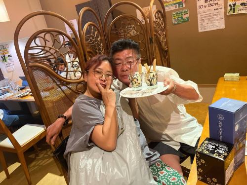 大好き山田家ファミリー♡
⁡
娘さんから母の日、父の日のプレート用意して欲しいと
⁡
ご要望あり、いざサプライズ🎉
⁡
娘ちゃん、息子ちゃん、娘ちゃん旦那さんから
⁡
サプライズプレゼント🎁
⁡
感動しちゃいました〜😭
⁡
更に旦那さんがサプライズでお会計したいと！🥺
⁡
本当に7年前くらいから通って頂き
⁡
その日はこれでもかってくらい忙しくしてくれる
⁡
こんな山田ファミリー大好き♡です♡
⁡
本当にありがとうございました🙏☺
⁡
またお待ちしております🙇‍♂️
⁡
#橙家朝日店
#朝日橙家
#橙家朝日
#郡山居酒屋
#福島居酒屋
郡山朝日
郡山朝日居酒屋
馬刺し郡山
馬刺し好きな人と繋がりたい
居酒屋朝日
朝日居酒屋
飲み放題朝日
朝日飲み放題