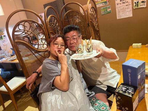 大好き山田家ファミリー♡
⁡
娘さんから母の日、父の日のプレート用意して欲しいと
⁡
ご要望あり、いざサプライズ🎉
⁡
娘ちゃん、息子ちゃん、娘ちゃん旦那さんから
⁡
サプライズプレゼント🎁
⁡
感動しちゃいました〜😭
⁡
更に旦那さんがサプライズでお会計したいと！🥺
⁡
本当に7年前くらいから通って頂き
⁡
その日はこれでもかってくらい忙しくしてくれる
⁡
こんな山田ファミリー大好き♡です♡
⁡
本当にありがとうございました🙏☺
⁡
またお待ちしております🙇‍♂️
⁡
#橙家朝日店
#朝日橙家
#橙家朝日
#郡山居酒屋
#福島居酒屋
郡山朝日
郡山朝日居酒屋
馬刺し郡山
馬刺し好きな人と繋がりたい
居酒屋朝日
朝日居酒屋
飲み放題朝日
朝日飲み放題