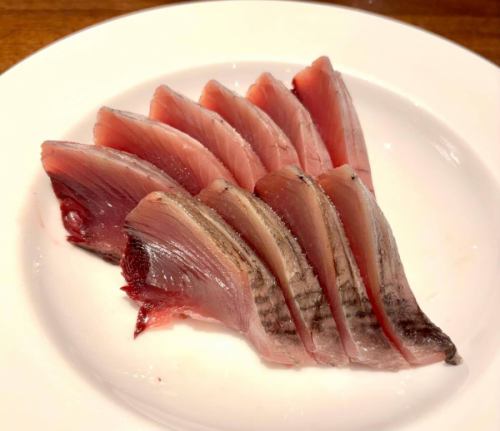 最近では、まぁまぁ脂のある『カツオ』入りました！
⁡
色身はパッとしてないですが、味見したけど美味しかったです😋
⁡
インスタ見た！で特別に今日だけ『半額』✌️
⁡
880⇒440
⁡
儲けないです💦
⁡
＊画像は2人前くらい