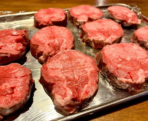 【厚切り牛タン焼き】
超超おすすめ✨️
⁡
２枚目の画像の様に、かなり分厚くカットしてます😊
⁡
オリジナル岩塩でも、
自家製辛味噌でも👍
⁡
エビス・赤星の瓶ビール🍻
極上レモンサワーシリーズ🍋
竹鶴・知多ハイボールetc
⁡
何にでも合う『激ウマ肉メニュー』🍖

⁡
追伸:
正直、原価ヤバいです😱