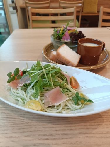 ジェノベーゼパスタ　カラフルミニトマトのせ