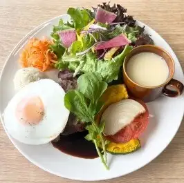 人気のハンバーグを使ったロコモコランチ