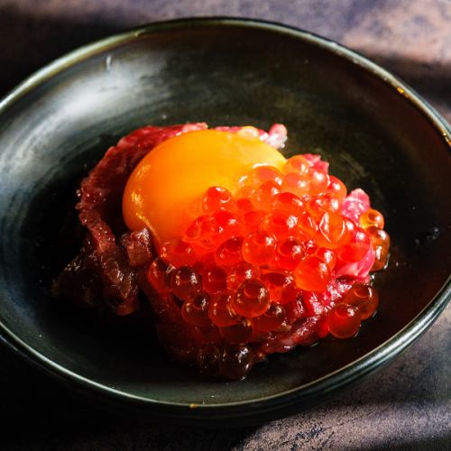 いくらのせ炙り和牛ユッケ