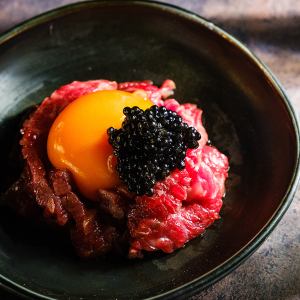 キャビアのせ炙り和牛ユッケ
