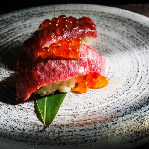いくらの肉寿司（2貫）