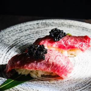 鱼子酱肉寿司（1 件）