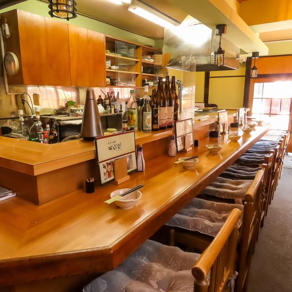 1階にはお座敷やカウンター席があり、居酒屋の雰囲気が魅力です。カウンターは7席あり、気軽に一人飲みが楽しめます。リラックスした時間を過ごせます。居心地の良い空間で、一人でおでんを贅沢に味わえますし、大切な人と一緒に楽しむことも可能です。