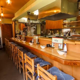 カウンター席は7席ご用意しております。カップルで種類豊富なおでんを楽しんだり、一人飲みでしっぽりとお酒を嗜むこともできます。