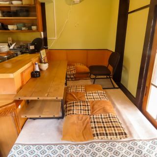 4名様掛けのお座敷を1卓ご用意しております。大切な人たちとおでんをゆっくり楽しんでいただくことが可能です。