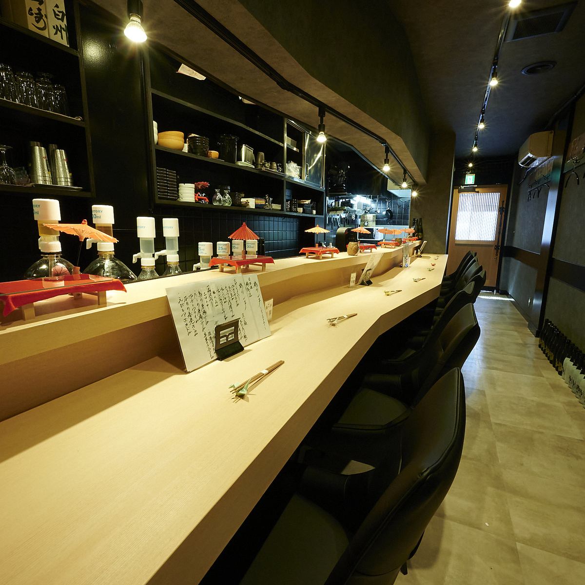 黒を基調としたシックで大人な雰囲気で串揚げを食べられるお店◎