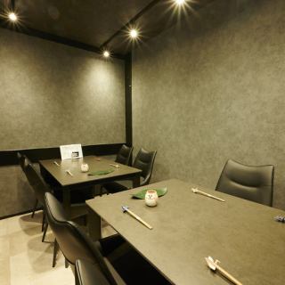 4名様までご利用いただけるテーブル席を2卓ご用意しております。気の置けない地元のご友人と、ゆっくりと語り合いながらお食事をお楽しみいただけます◎