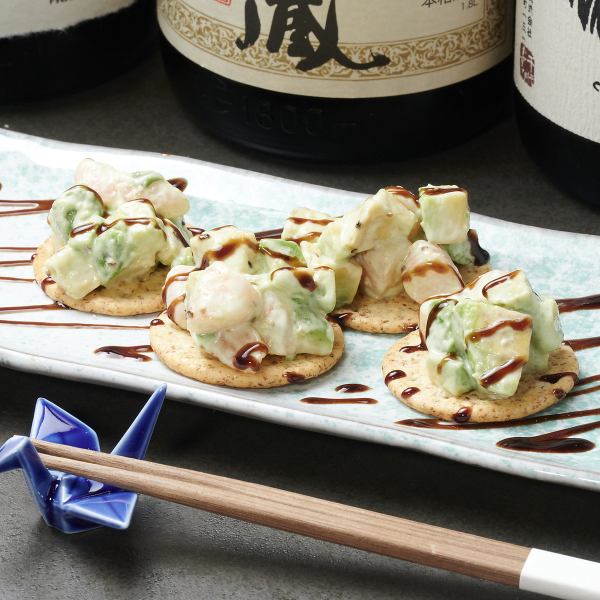 【お酒のお供に】ぷりぷりの海老とアボカドのわさびマヨ和え 650円(税込)