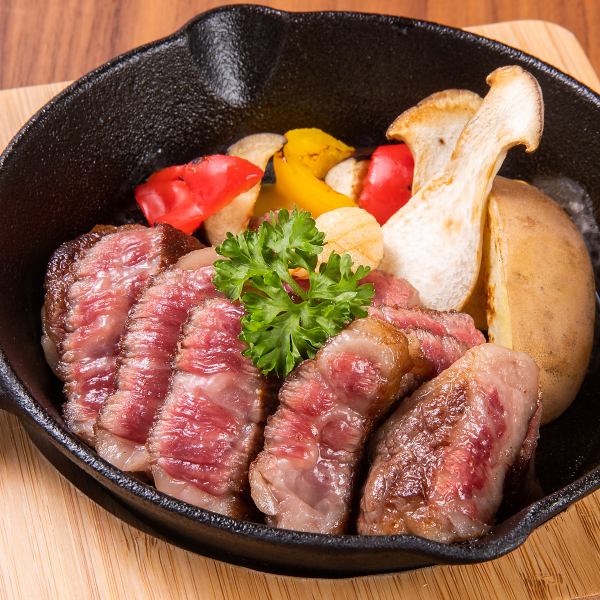 Enjoy Kuroge Wagyu beef, beef tongue, and seafood over charcoal! The aroma of charcoal and the skill of pasteurization transform the ingredients into masterpieces.