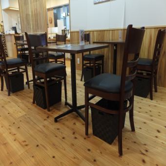 2名掛けのテーブル席を自由に組み合わせができますので、4名、6名などグループで来店されても対応することができます。
