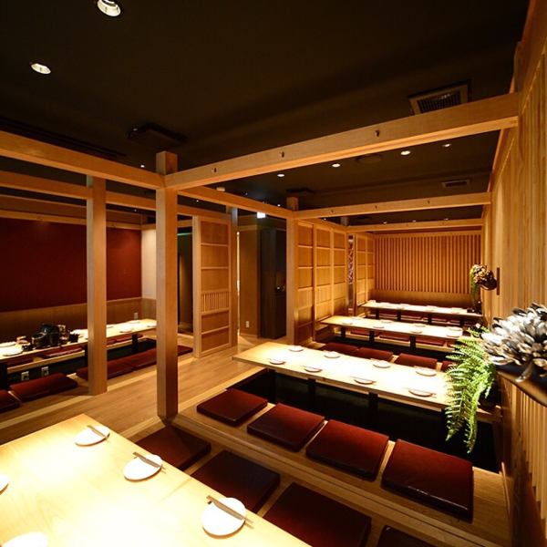 這間私人客房位於二樓，最多可容納45人。我們將根據人數準備房間。如果您在刈谷享用美味的魚和酒，請來“Toruma（Okize）”。平靜的日式空間很舒適，您可以悠閒地度過。