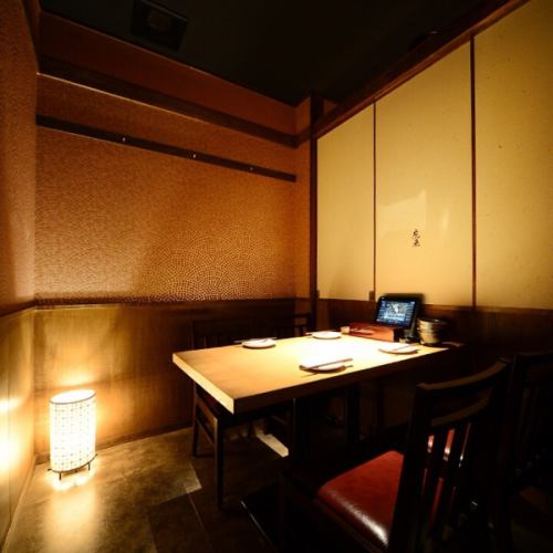 <p>Indirect lighting is very comfortable ♪ This table private room with plenty of mood recommended for dates etc. can accommodate up to 4 people.Indirect lighting is outstandingly comfortable, creating a calm adult atmosphere that makes you stay longer! As an anniversary / birthday option, we will prepare a dessert plate with a message for +1500 yen (tax included) ♪</p>