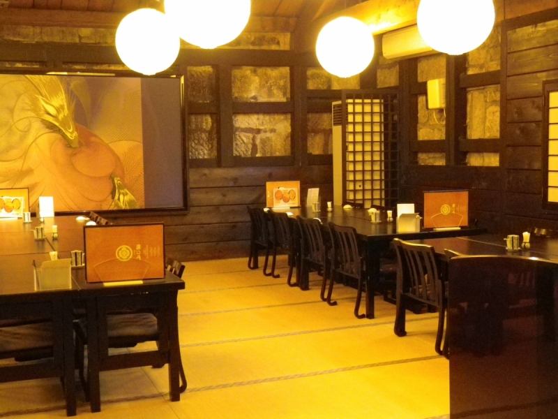 二樓平靜而平靜，有石頭倉庫的形象。時尚的現代，明治氣氛與日本的味道，利用木材。