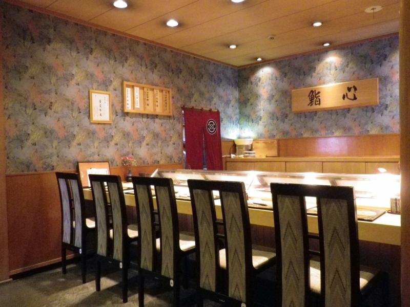 シンプルで清潔感があるカウンター席。テンポ良く寿司をにぎる様子が楽しめ、職人さんとの会話もはずむ。