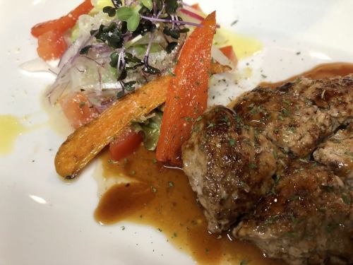 手ごねハンバーグ１２０g ステーキソース