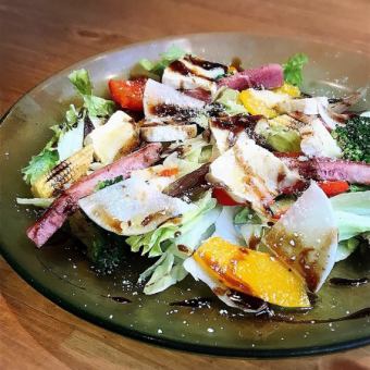 焼カマンベールチーズと生野菜と焼野菜のサラダ