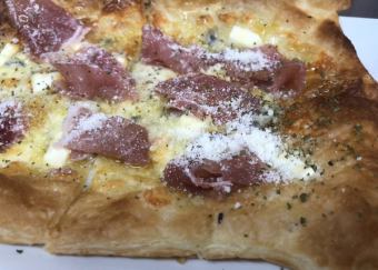 生ハムと4種のチーズはちみつかけ