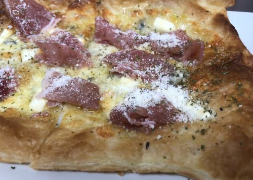 生ハムと4種のチーズはちみつかけ