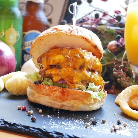 大人気！当店名物・国産ハンバーガー
