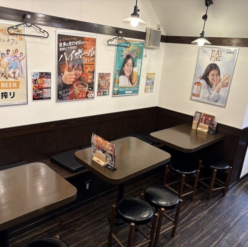 4名様まで着席可能なテーブル席は、ご友人同士や会社帰りの飲み会にピッタリなお席です！広々とした設計で、ゆったりと会話やお食事を楽しんでいただけます。親しい仲間との賑やかな宴会ご利用ください。