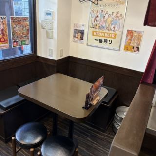 2名様まで着席可能なテーブル席は、ご友人同士や会社帰りの飲み会にピッタリなお席です！ゆったりと会話やお食事を楽しんでいただけます。親しい仲間との賑やかな宴会ご利用ください。