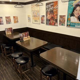 6名様まで着席可能なテーブル席は、ご友人同士や会社帰りの飲み会にピッタリなお席です！広々とした設計で、ゆったりと会話やお食事を楽しんでいただけます。親しい仲間との賑やかな宴会ご利用ください。